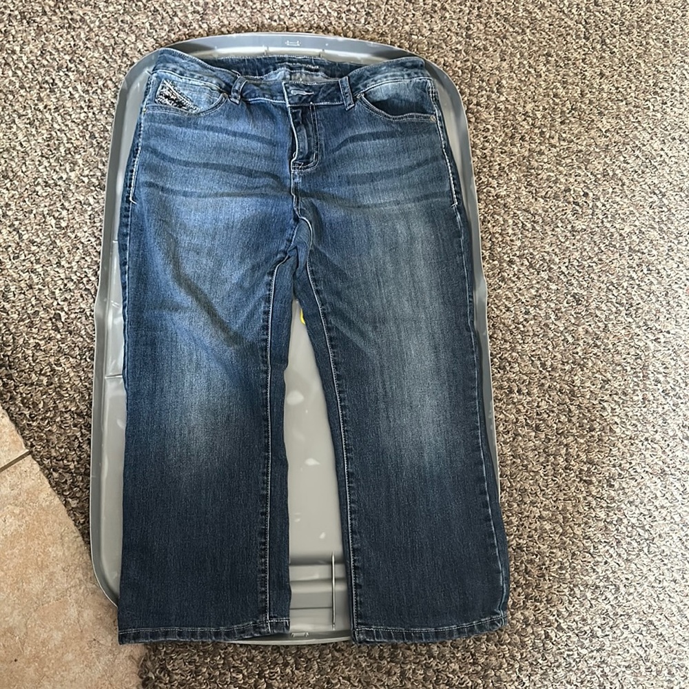Maurices Size 10 Embroidered Pockets Whiskered Denim Blue Jean Capris